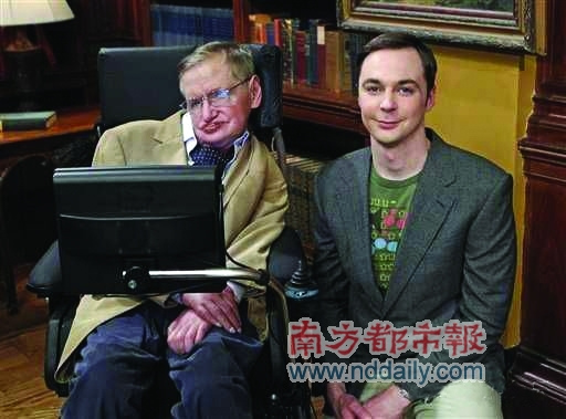 谢耳朵不惧与霍金相邻而坐陪伴在侧谦逊微笑(图)