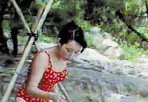 杨钰莹20岁时泳装照青春洋溢穿红衣水旁嬉戏(图)