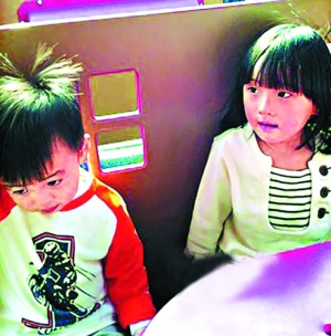 张柏芝次子见小妹妹主动打招呼逗女生拍手咯咯笑