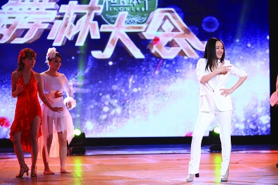“甜歌皇后”杨钰莹首秀舞步一袭白衣艳压群芳(图)