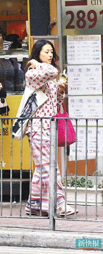 45岁周海媚七彩装逛街蹲地拍小狗轻摸其脑袋(图)