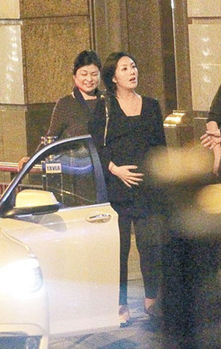杨千嬅饭局狂聊不舍得走摸巨肚与友人相聚(图)