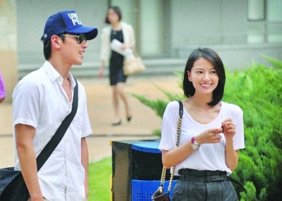 高圆圆宾馆内整理赵又廷衣物男方忙拉窗帘(图)