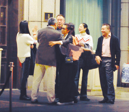 李冰冰夜会陈凯歌夫妇长袖善舞逢人就拥抱(图)