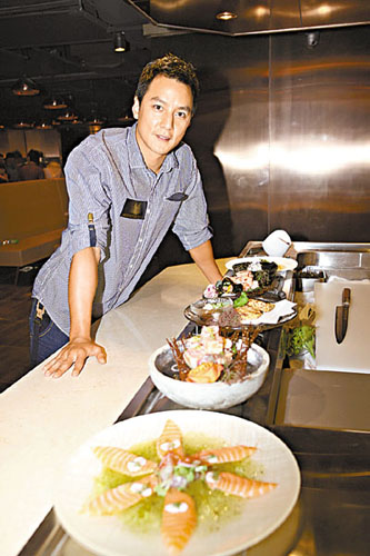 吴彦祖当老板亲下厨做寿司甘当“小白鼠”成试菜员