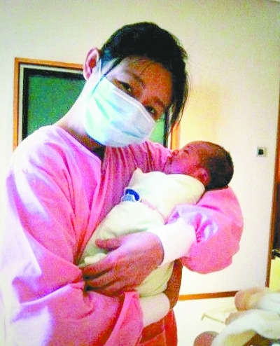 大S抱许老三想当育婴护士:婴儿抱不完爽快啊(图)