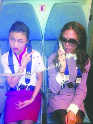 维多利亚携爱女喜逛京城客串空姐戴墨镜扮酷(图)