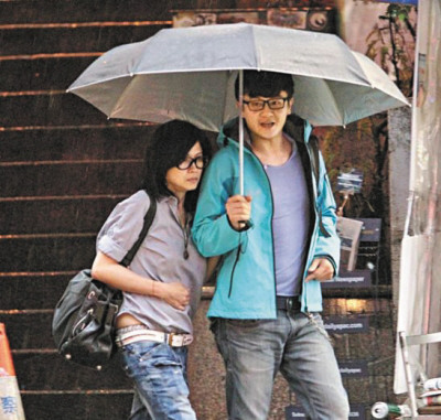 邵美琪与小10岁男友恩爱出行甜蜜依偎男方(图)