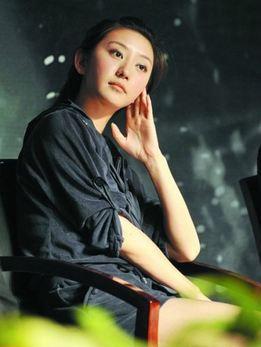 唐一菲拒谈与凌潇肃婚期发誓此生不会再上微博