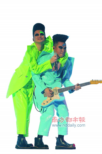 黄耀明出柜后首发微博称自己“快乐并同性恋着”