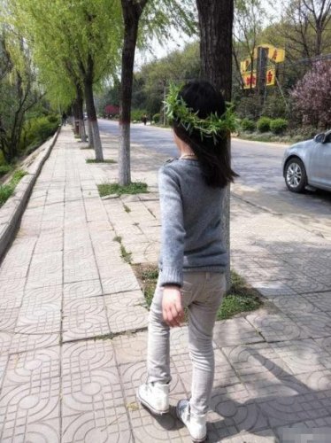 王菲晒爱女李嫣靓照身材高挑遗传妈妈品味(图)