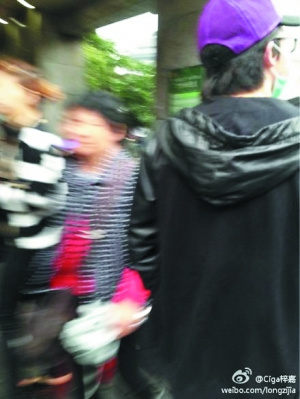 俞灏明被目击外出买咖啡穿压力衣只有洗澡才能脱