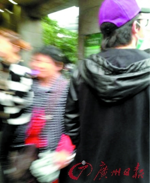 俞灏明疑似买咖啡被目击戴口罩手上仍被包扎(图)