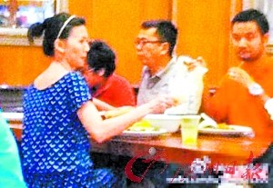 孙燕姿享平价美食被拍孕味足脸和手臂明显发福