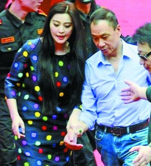 范冰冰遇险紧握王学圻亮相5分钟捞金100万(图)