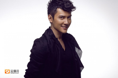 冯绍峰"邪恶"王子形象曝光 造型夸张笑容神秘(图)(3)-中新网