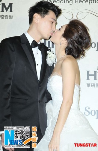 Ella大婚甜蜜拥吻老公宾客满座星光熠熠(图)