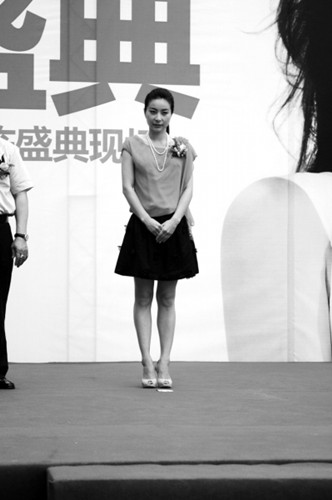 郭晶晶清新马尾穿着保守表现“小心翼翼”避谈婚事