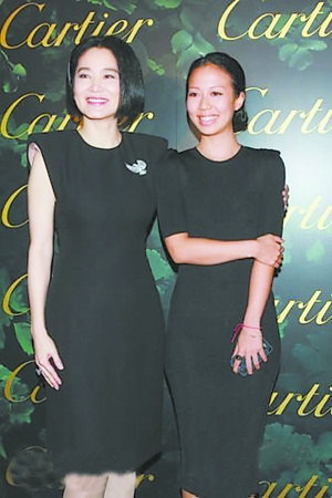 林青霞携继女现身利落短发搭黑色礼服典雅端庄