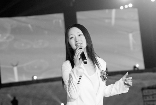 杨钰莹复出首次亮相央视穿旧衣被批太“抠门”(图)