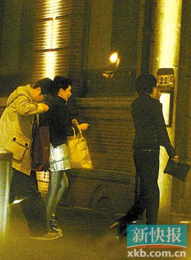 贾静雯离婚因同性恋?与女密友再次亲密约会(图)