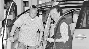 传朱丽倩奶水不足“小龙女”刘云善被迫喝奶粉(图)