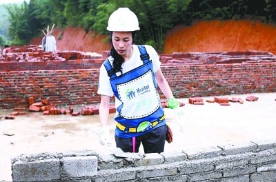 莫文蔚当泥瓦工献爱心为贫困家庭建新房砌墙(图)