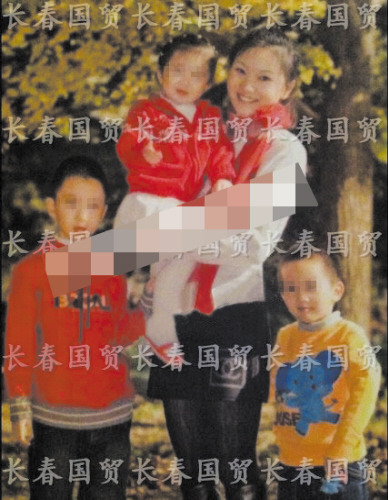 张艺谋妻儿合影疑曝光娇妻怀抱幼女笑容满面(图)