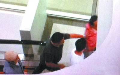 陈冠希镜头下变暴力男推搡狗仔怒吼:拍什么拍!