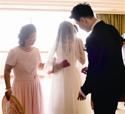 Ella婚宴拜别父母哭得稀里哗啦努力当好妻子(图)