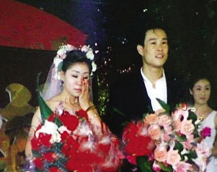 小沈阳04年结婚照曝光沈春阳披婚纱感动落泪(图)