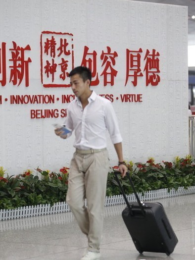 汪小菲独自现身机场显落寞无大S陪伴行囊极简