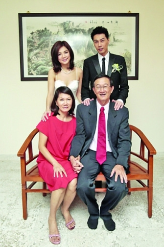 Ella婆家婚礼圆满落幕晒婚纱照甜蜜依偎老公(图)