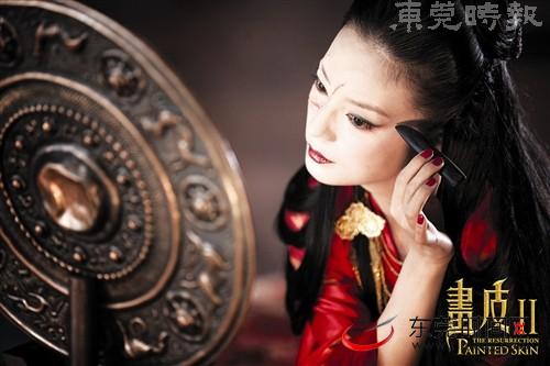 赵薇妖艳新娘造型曝光披亮红华袍眼神凌厉(图)