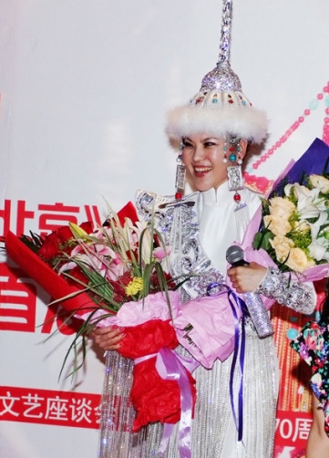 乌兰图雅新作发布唱红歌纪念《讲话》发表70周年