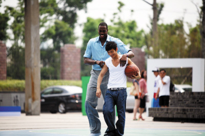黄晓明与NBA球星合照曝光晓明显矮似小孩儿(图)
