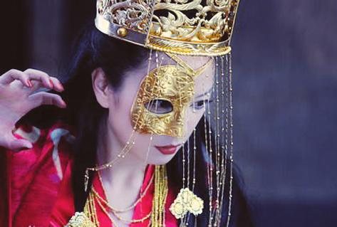 赵薇“画皮Ⅱ”新娘照曝光头戴金冠妆容妖艳(图)