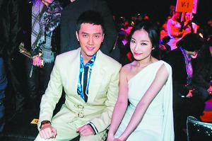 冯绍峰承认与倪妮恋爱网友:现在流行抱团炒作