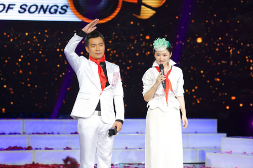 杨钰莹戴红领巾“卖萌”似少女撒娇叫黄健翔班长