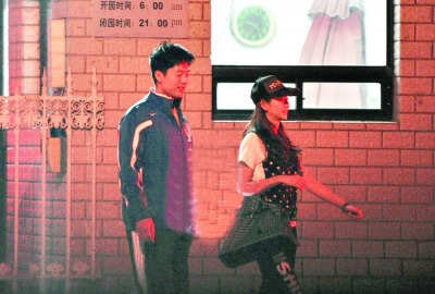 唐一菲凌潇肃牵手返寓所为躲跟踪曾几次变换住处