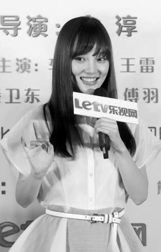 李小璐“打人风波”后亮相告诫记者:提问请尊重我