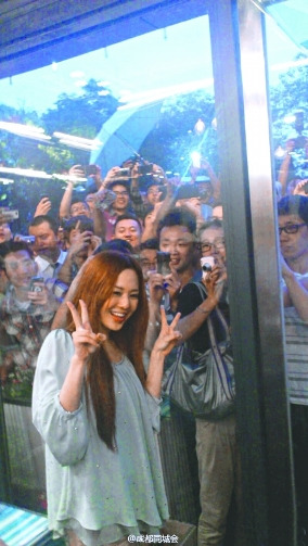 苍井空成都卖萌秀书法遗憾没见到大熊猫(图)