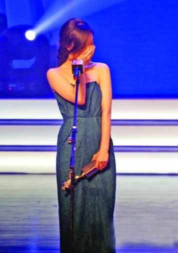 倪妮被问冯绍峰捂嘴害羞获祝福火速闪人离场(图)