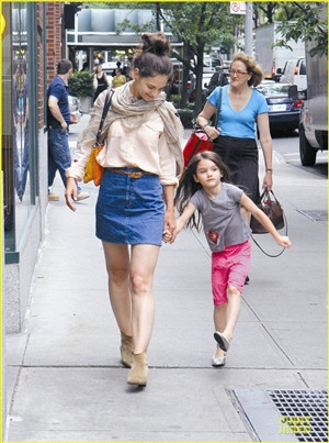 阿汤哥爱女苏瑞成长迅速长发飘飘清秀可人(图)