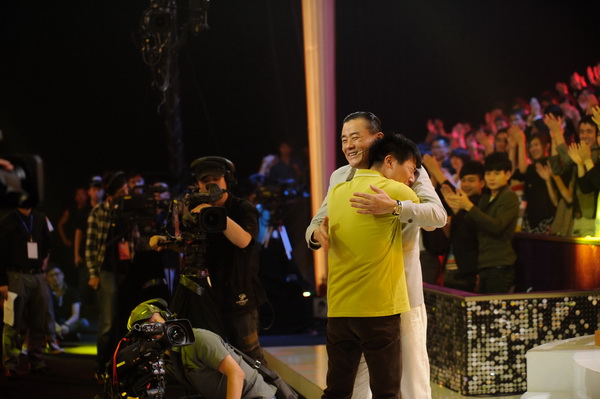 “草地哥”上梦想秀讨清白弱听女弹古筝征服周立波