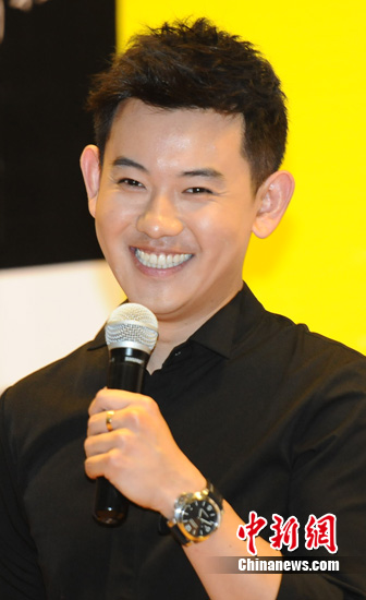 李响晒戴戒指牵手照网友疑其公开与孙骁骁恋情