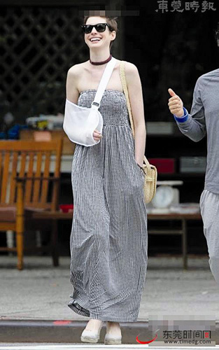海瑟薇手臂受伤带护具逛街穿格子长裙大笑看镜头