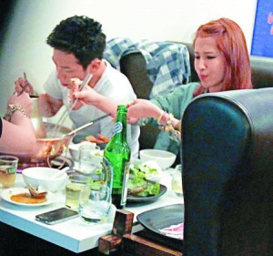 萧亚轩柯震东大方约会低头猛吃转战夜店狂欢(图)
