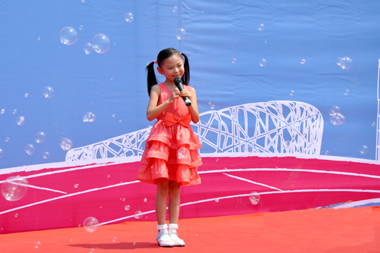 童星吴文煜穿红裙俏皮大方献唱祖国和我