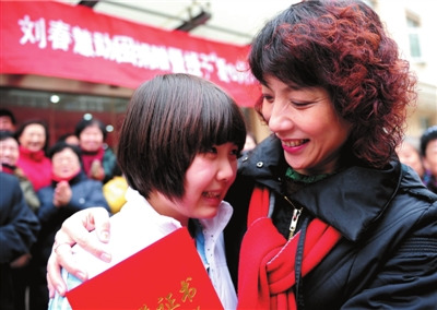 单身女笑星刘春慧资助百名儿童被赞“爱心妈妈”